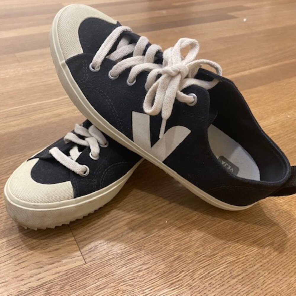 Veja Nova Canvas Trainers